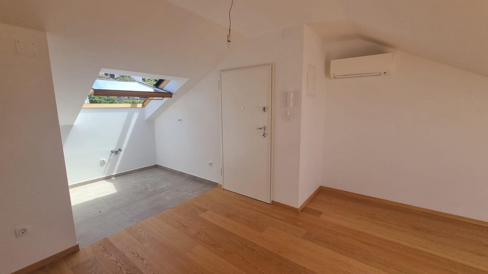 Kök och vardagsrum.