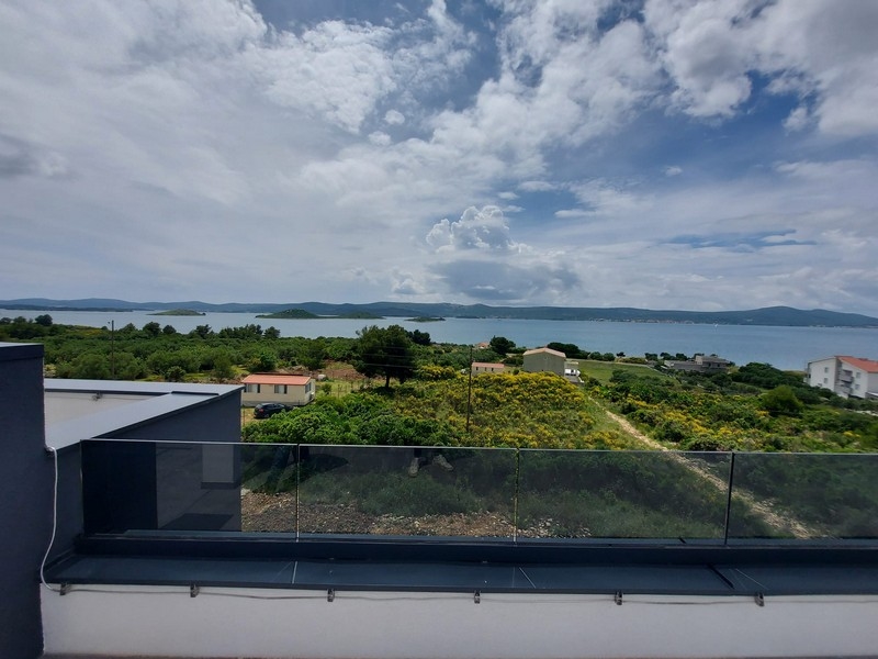 Fullt utrustat kök med fönster