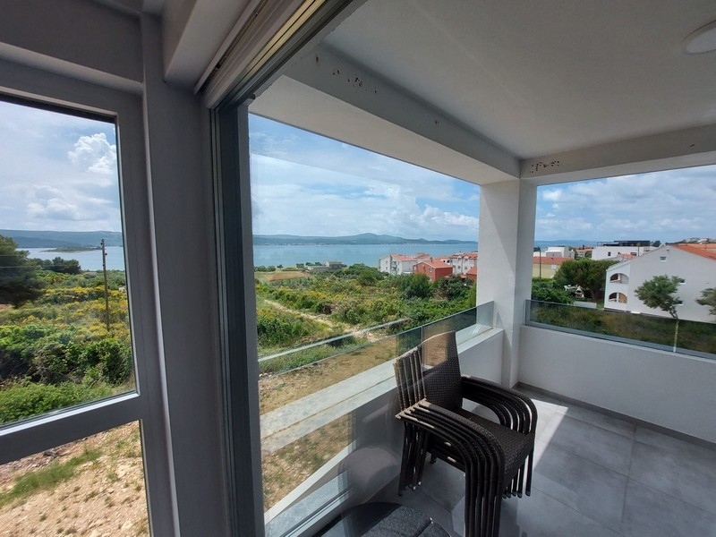 Ljust och öppet vardagsrum och matplats