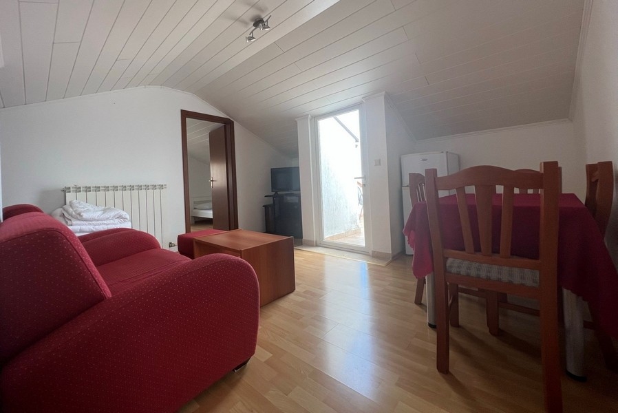 Vardagsrum med utsikt över terrassen.