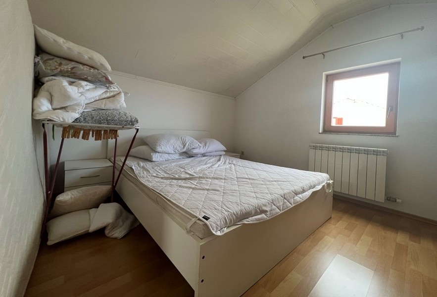 Sovrum med fönster på vinden.