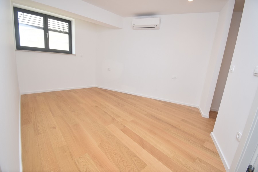 Badrum med stor duschkabin