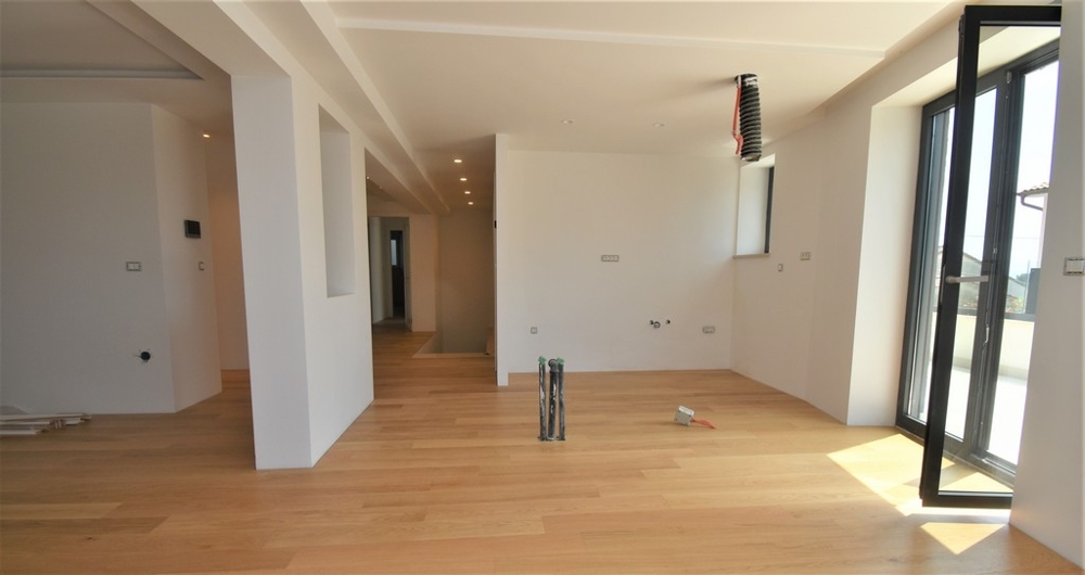 Utsikt över det högkvalitativa vardagsrummet med förstklassiga parkettgolv.