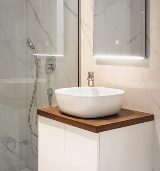 Högkvalitativt badrum med dusch