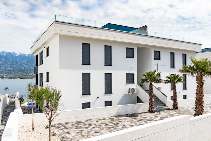 Köp en lyxig lägenhet precis vid havet i norra Dalmatien