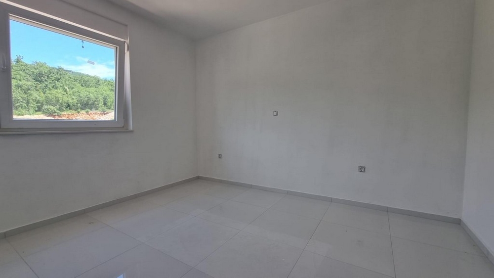 Sovrum med utsikt över grönskan.