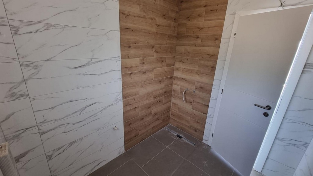 Badrummet på fastighet A2962 i Kroatien - Panorama Scouting.