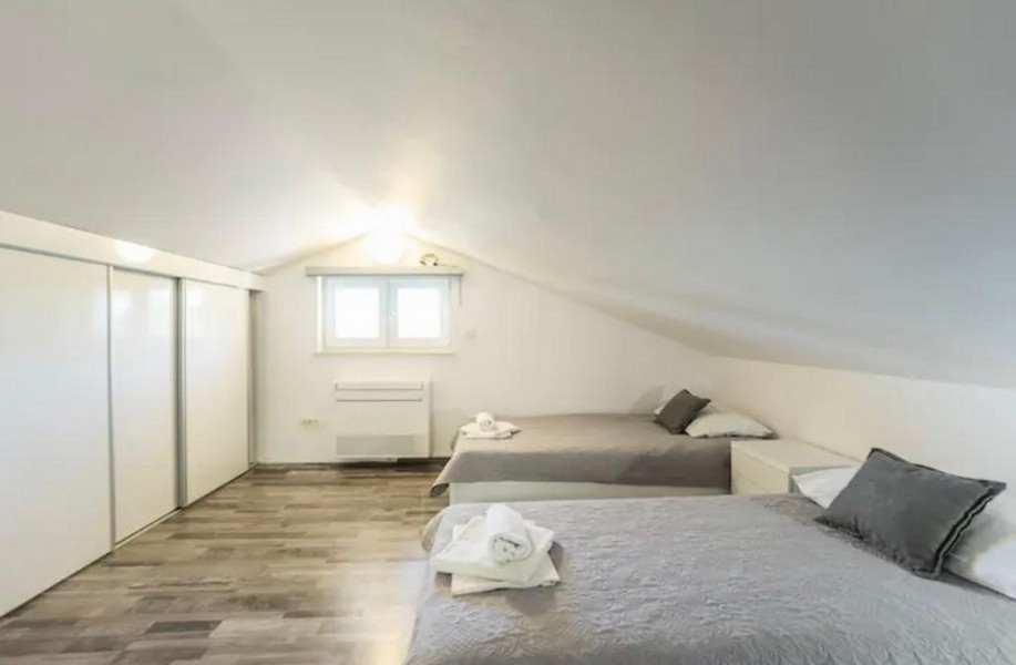 Sovrum med väggskåp och fönster - Fastigheter Kroatien