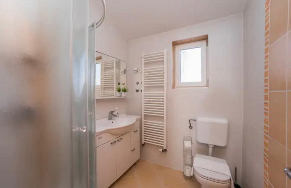 Badrum med fönster och dusch