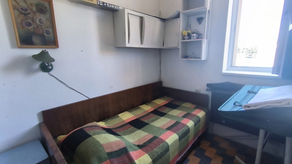 Litet sovrum med enkelsäng.