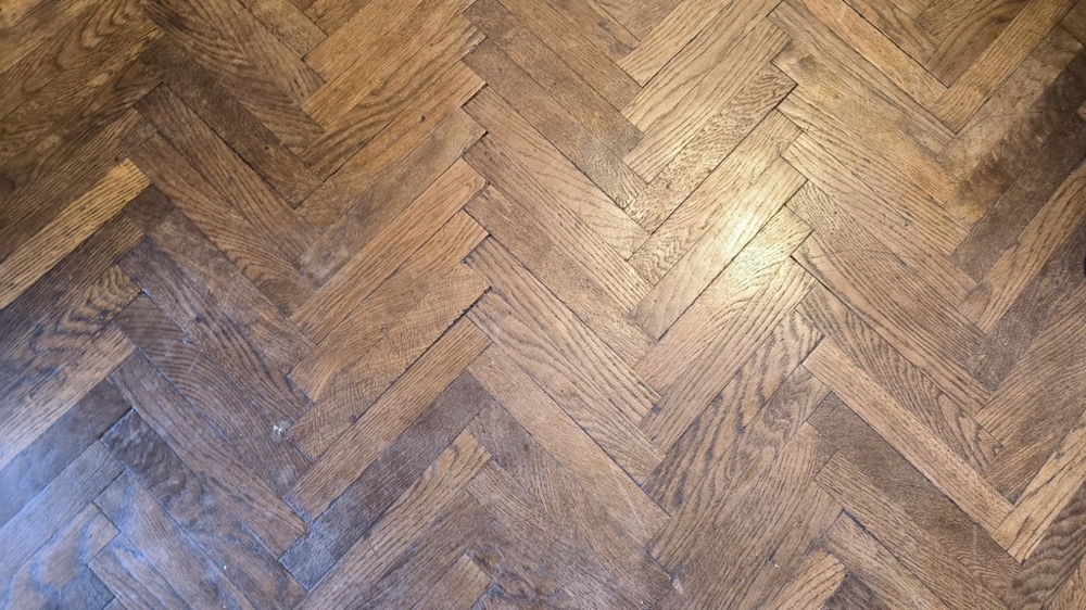 Högkvalitativa gamla parkettgolv (fiskbensutseende).