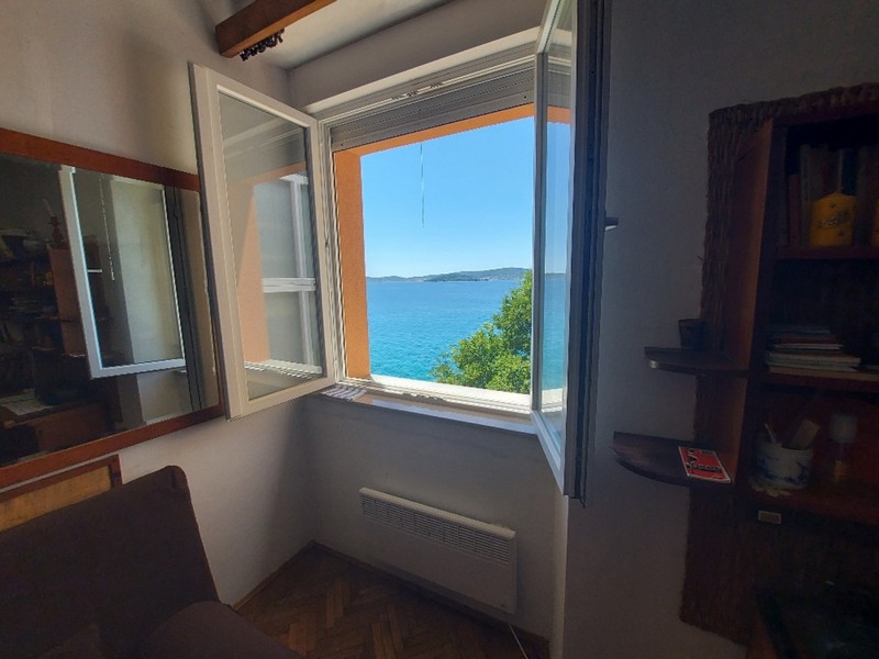 Vardagsrum med fantastisk utsikt över havet.