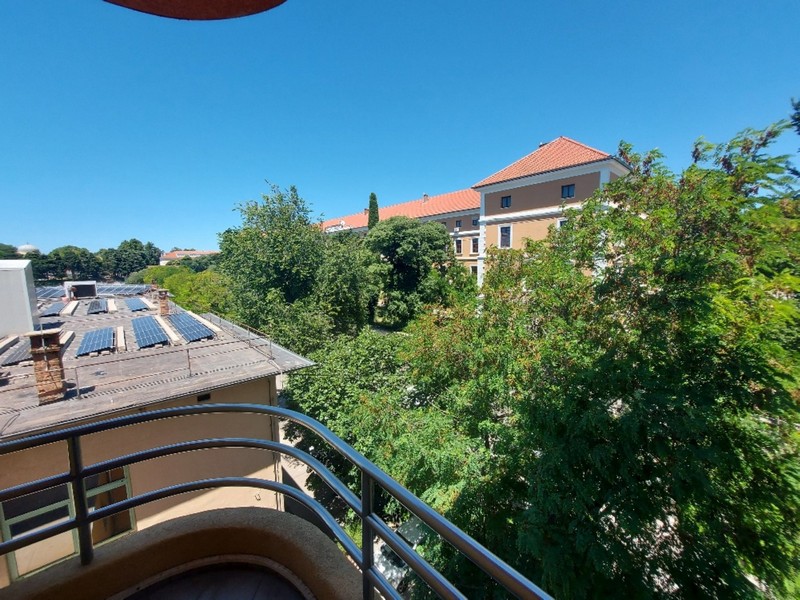 Från balkongen är det vacker utsikt över grönskan.