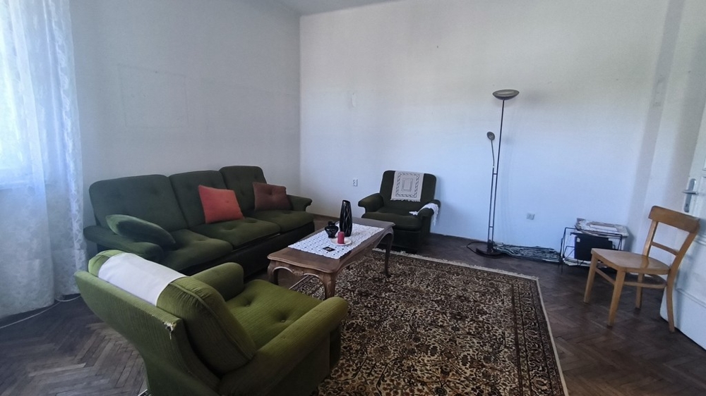 Lägenheten med traditionella dalmatiska möbler från 70-talet.