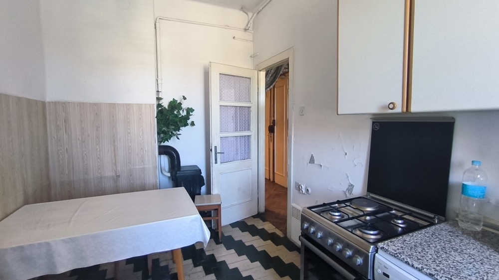 Det rymliga vardagsrummet i den gamla byggnadslägenheten.