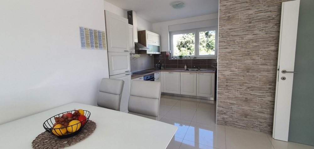 Modernt kök med matplats