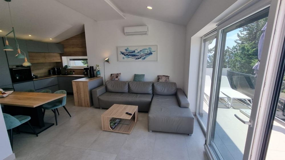 Möblerad lägenhet med 2 balkonger i Crikvenica