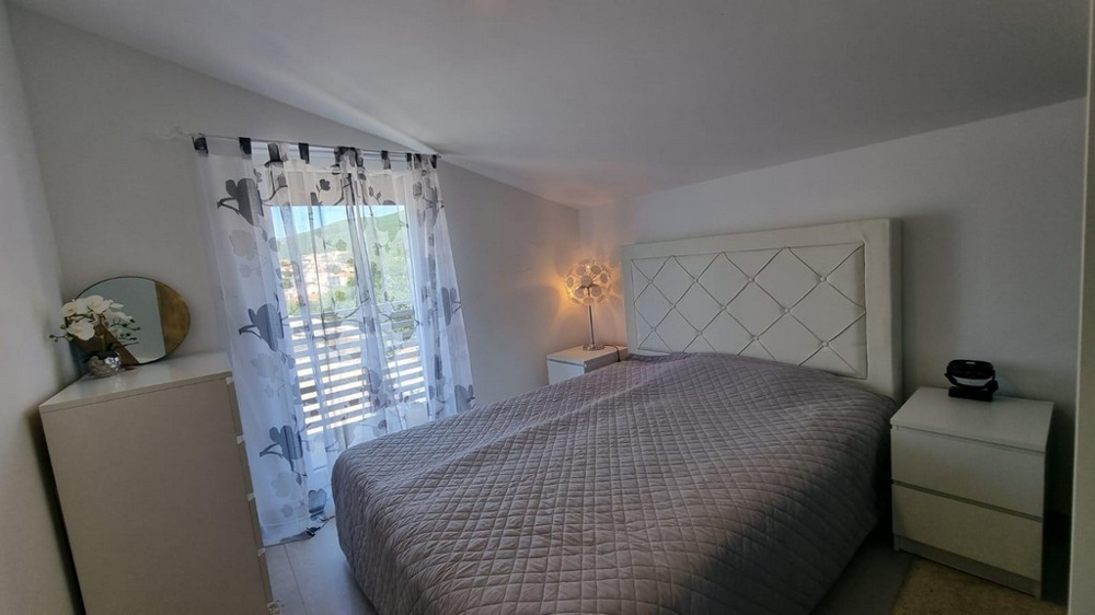 Sovrum med utgång till balkong