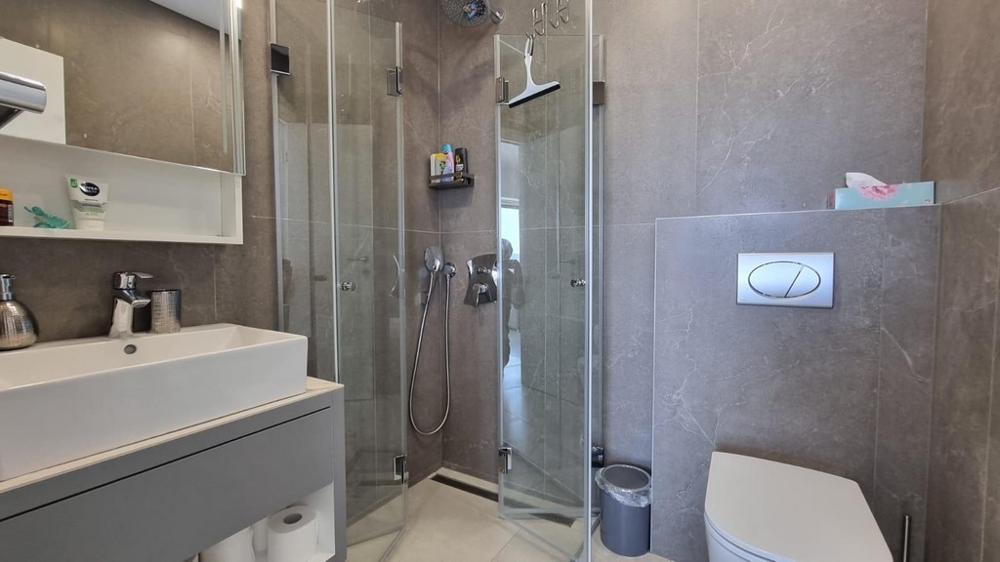 Modernt badrum med stor dusch