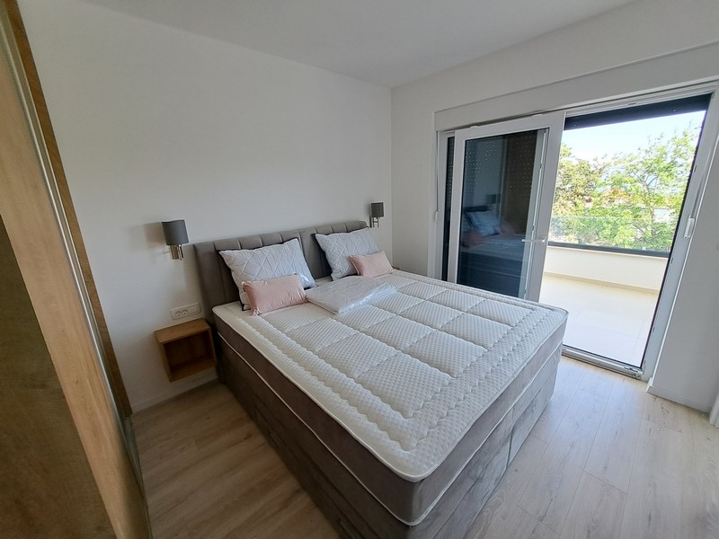 Ljusa sovrum med balkong