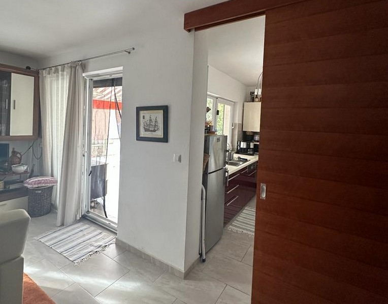 Vardagsrum med utsikt över köket.