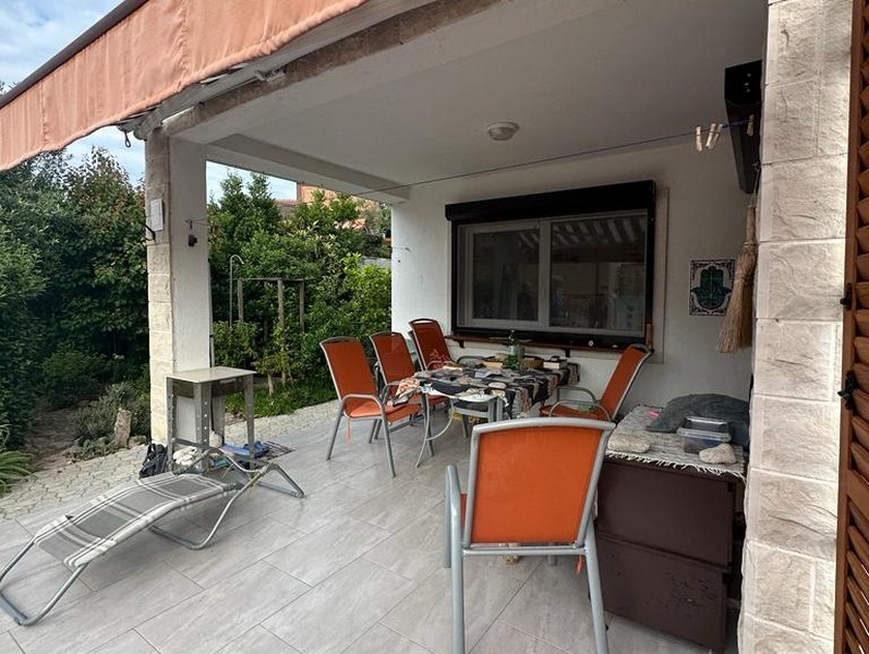 Terrass på bottenvåningen av fastighet A2998 i Kroatien - Panorama Scouting.