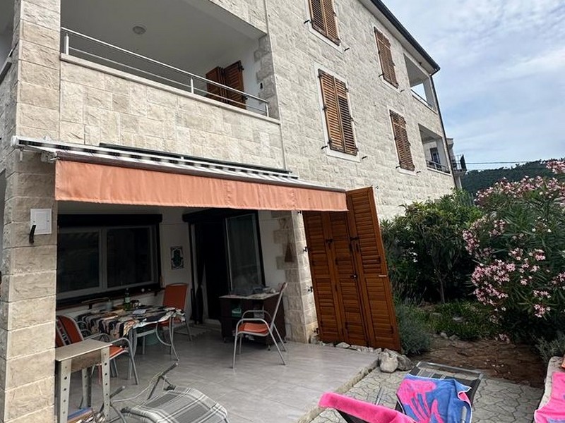 Terrass på bottenvåningen i lägenhet A2998 i Kroatien - Panorama Scouting.