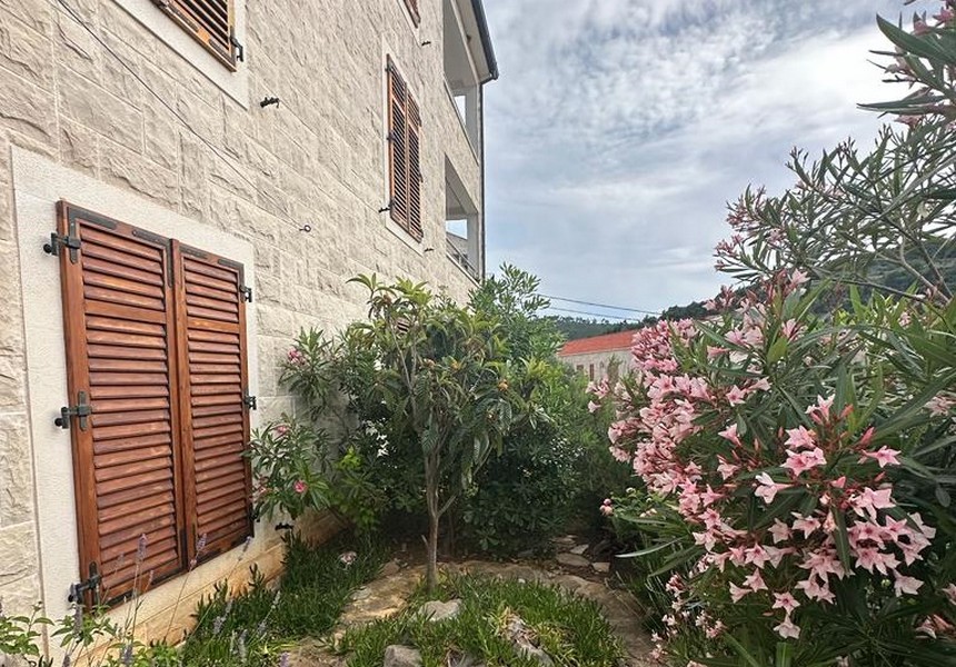 Medelhavets friluftsområde av fastighet A2998 på ön Solta i Kroatien.