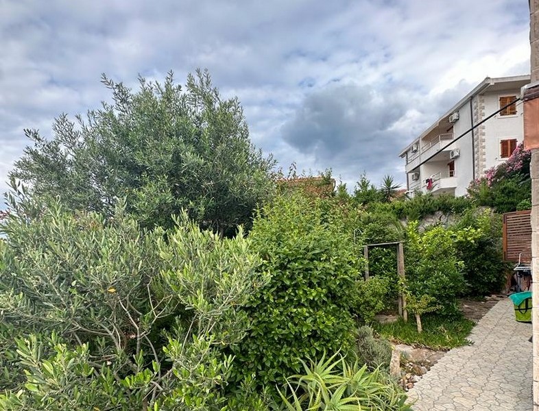 Medelhavsträdgård till lägenhet A2998 i Stomotska i Kroatien.