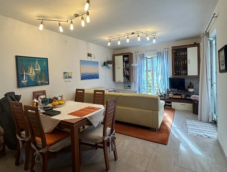 Modernt möblerat vardagsrum i lägenhet A2998, Kroatien.