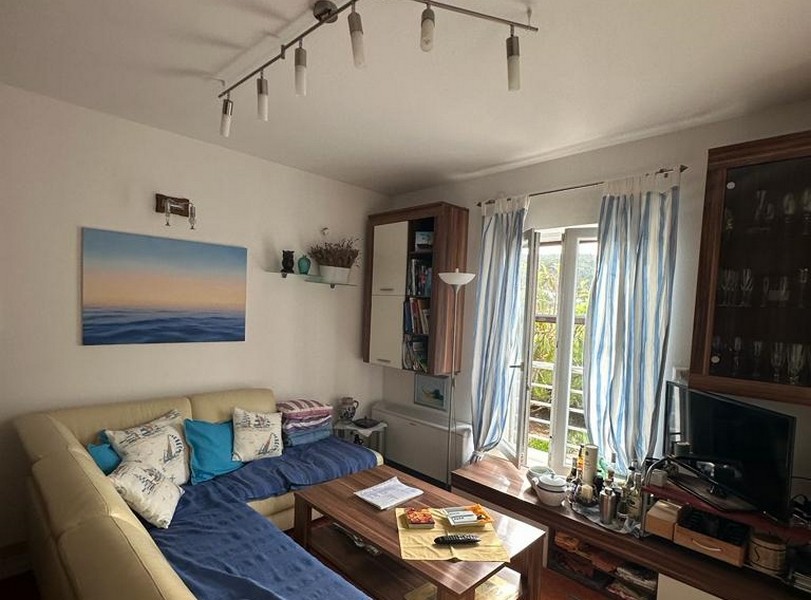 Vardagsrum och tillgång till terrassen på fastighet A2998 i Kroatien - Panorama Scouting.