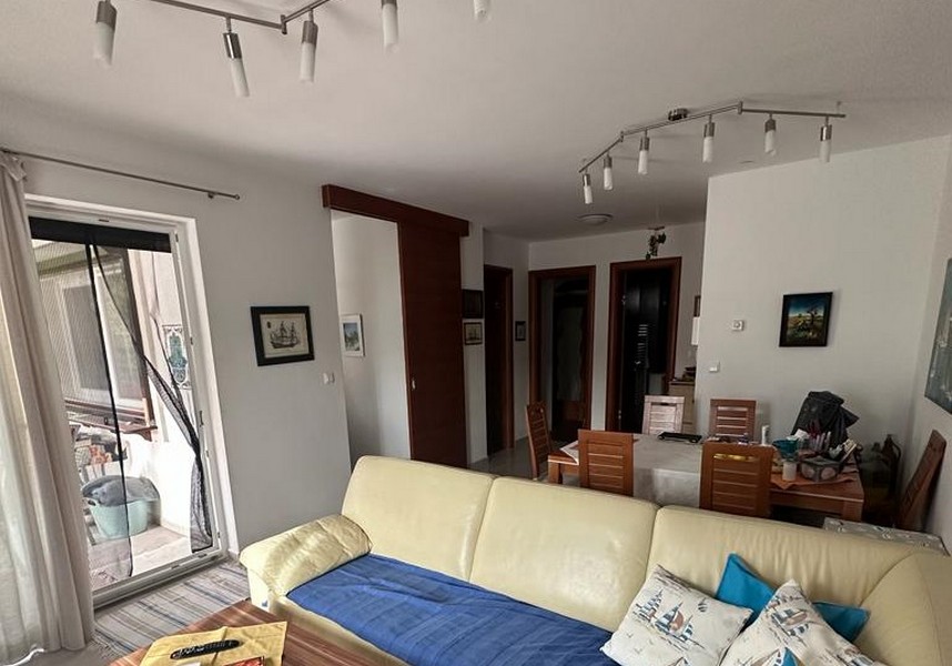 Möblerat vardagsrum och utsikt över matbordet.