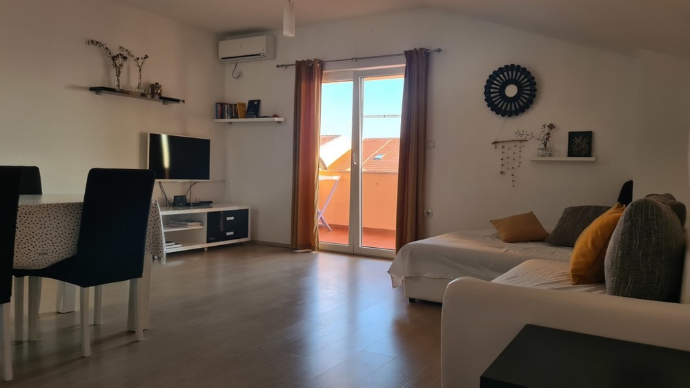 Luftkonditionerat vardagsrum i lägenhet A3004 i Kroatien.