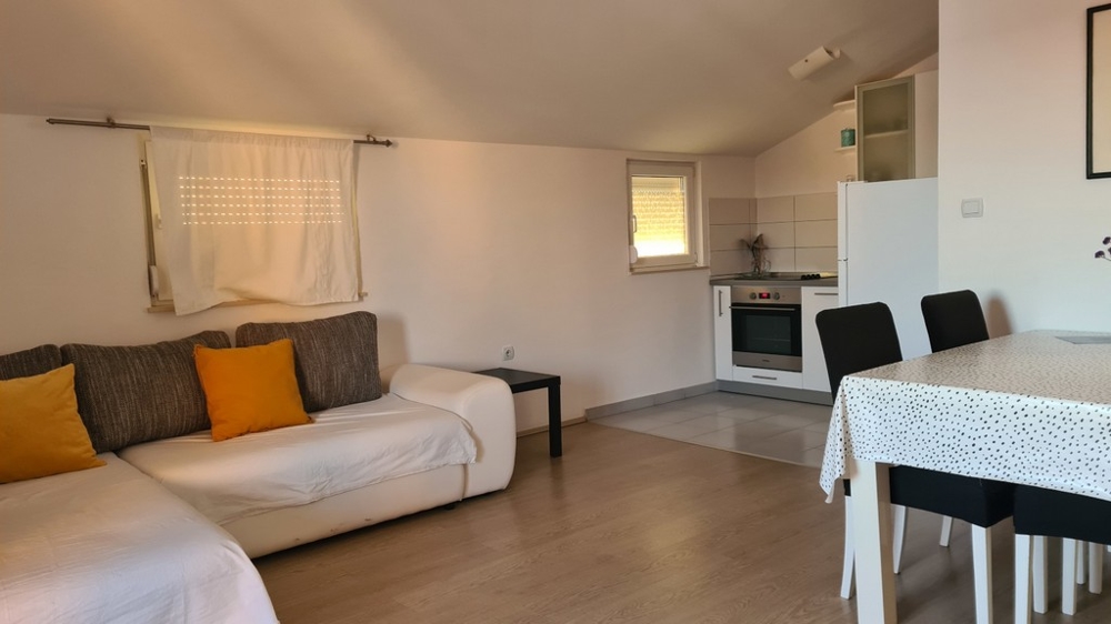 Vardagsrum med pentry av fastighet A3004 på ön Pag i Kroatien.