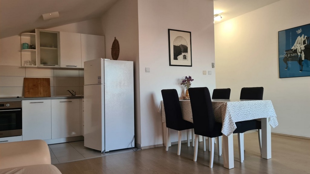 Lägenheten säljs inklusive möbler.