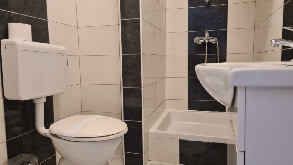 Badrummet med toalett.