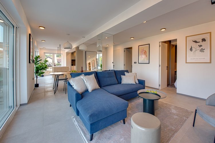 Modernt vardagsrum med blå soffa.