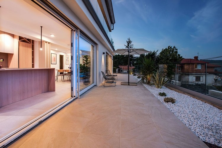 Terrass med utsikt över terrassen och trädgården på fastighet A3007, Kroatien.