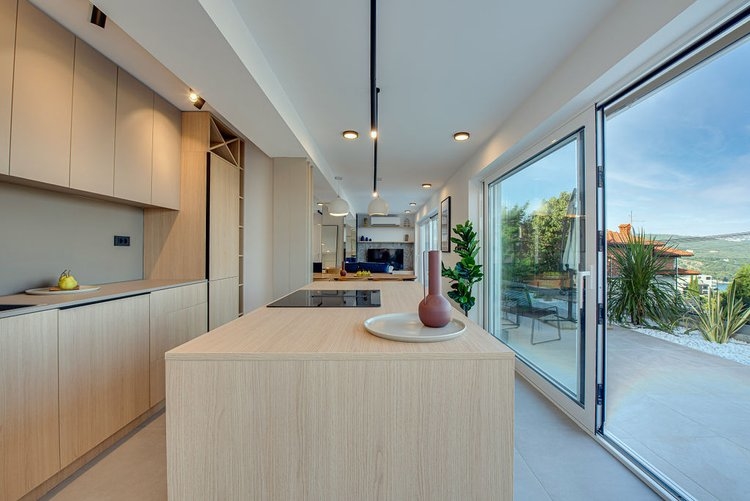 Modernt kök med matplats.