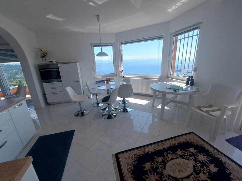 Ljust och modernt vardagsrum med vacker havsutsikt – Panorama Scouting A3012.