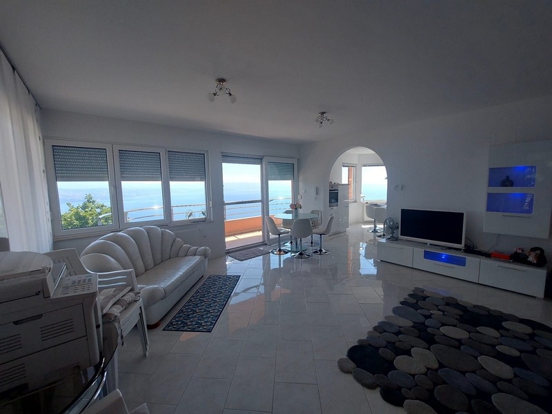 Ljust vardagsrum med högkvalitativa möbler.