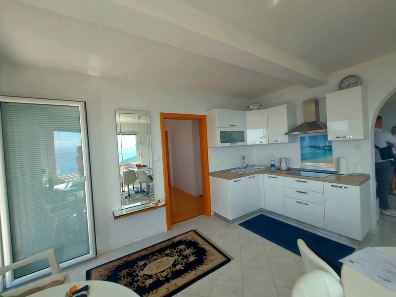 Utsikt in i det moderna köket.