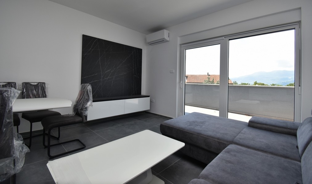 Luftkonditionerat vardagsrum med utsikt över terrassen på fastighet A3014 i Rijeka, Kroatien.