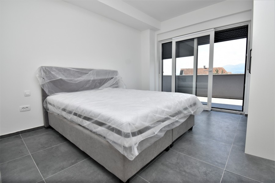 Sovrum med utsikt över terrassen.
