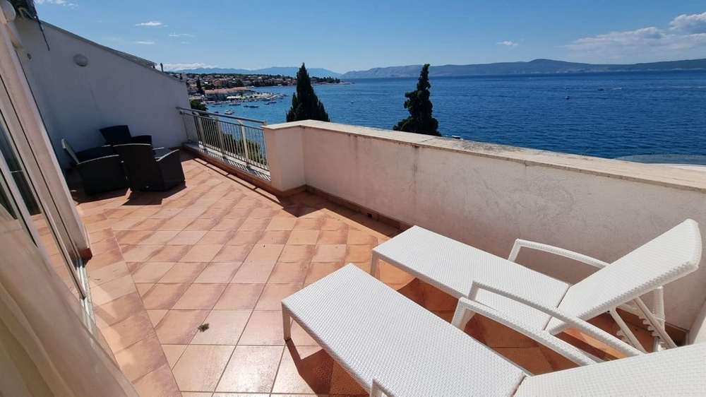 Köp en lägenhet med takterrass precis vid havet i Kroatien - Panorama Scouting A3016.