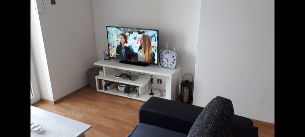 Utsikt över lägenhetens TV.