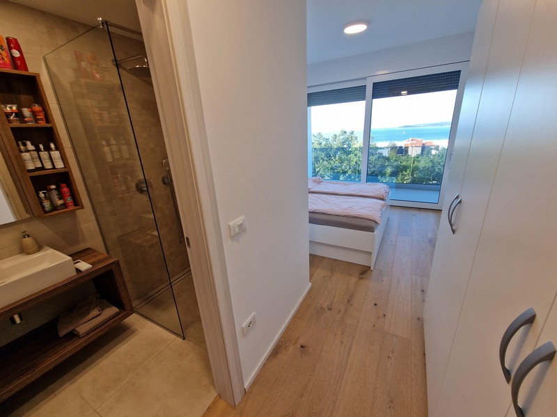 Utsikt från badrummet till sovrummet och terrassen.