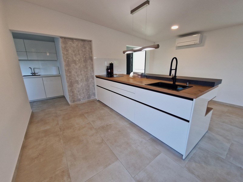 Köksö och utsikt över luftkonditioneringen på fastighet A3043 i Kroatien.