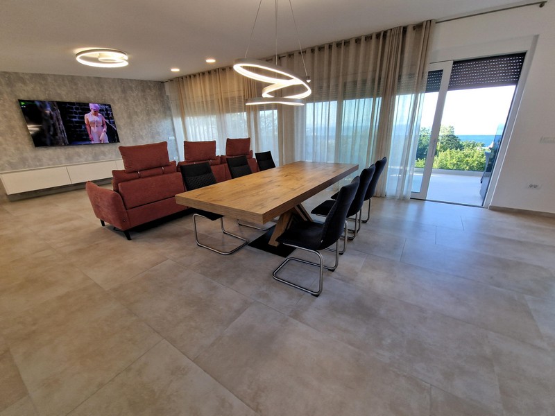 Kök och matplats samt utsikt över den rymliga terrassen på fastighet A3043 i Kroatien - Panorama Scouting.