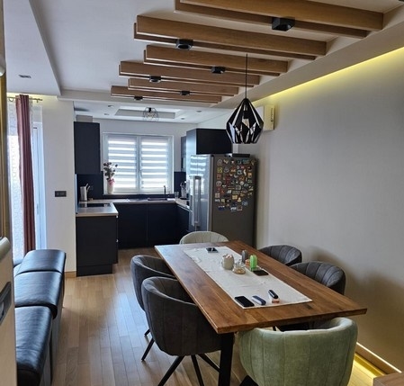 Lägenhet med utrustat kök och ljusa rum